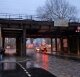 Berlin im Regen: Tristesse unter der Brücke in Lichtenberg