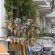 Alles voller Blumentöpfe auf diesem Balkon in der Fuggerstraße